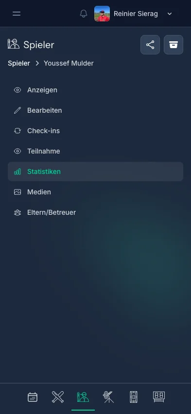 CoachBall Spielerübersicht mit Spielerkarten, Fotos und Teamabzeichen