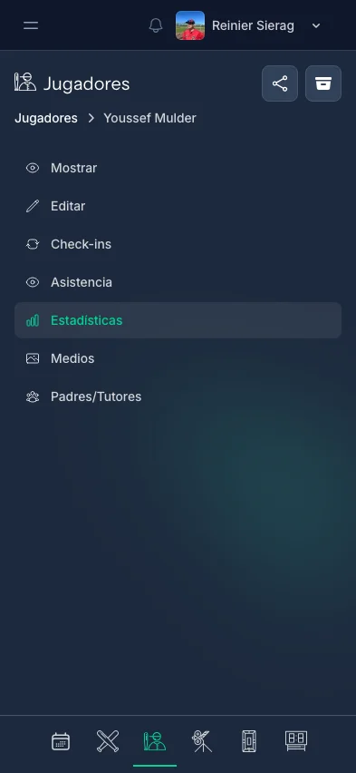 Vista de jugadores de CoachBall con tarjetas de jugador, fotos e insignias de equipo