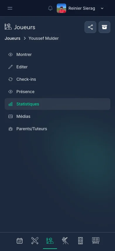 Vue des joueurs CoachBall avec cartes de joueur, photos et badges d'équipe