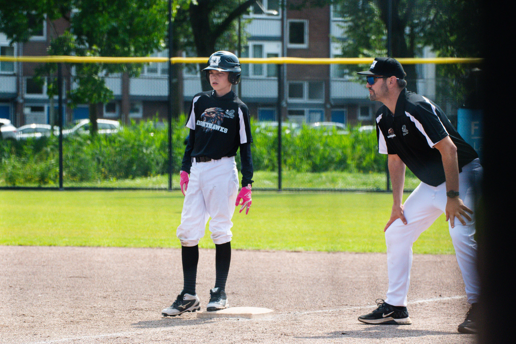 Jugend-Baseball-Coach mit Spielern während einer Trainingssitzung