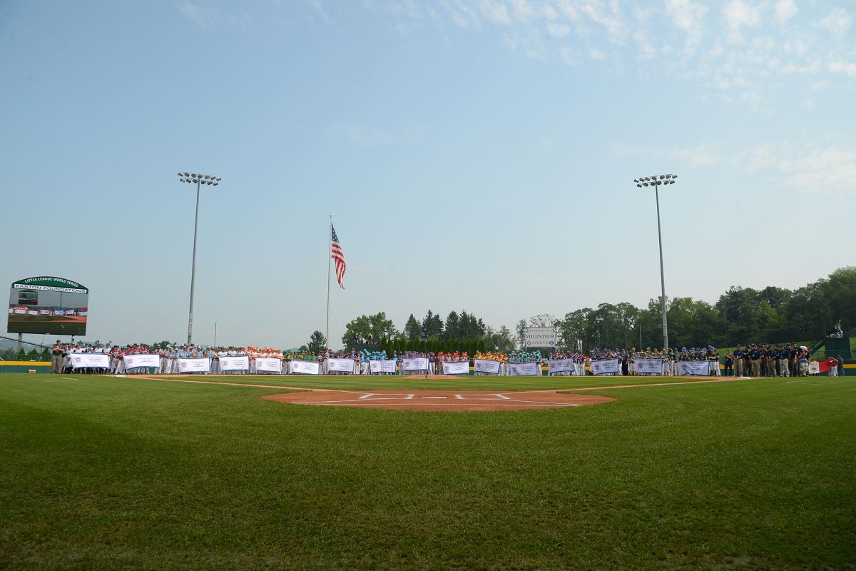 Openingsceremonie in Howard J. Lamade Stadium