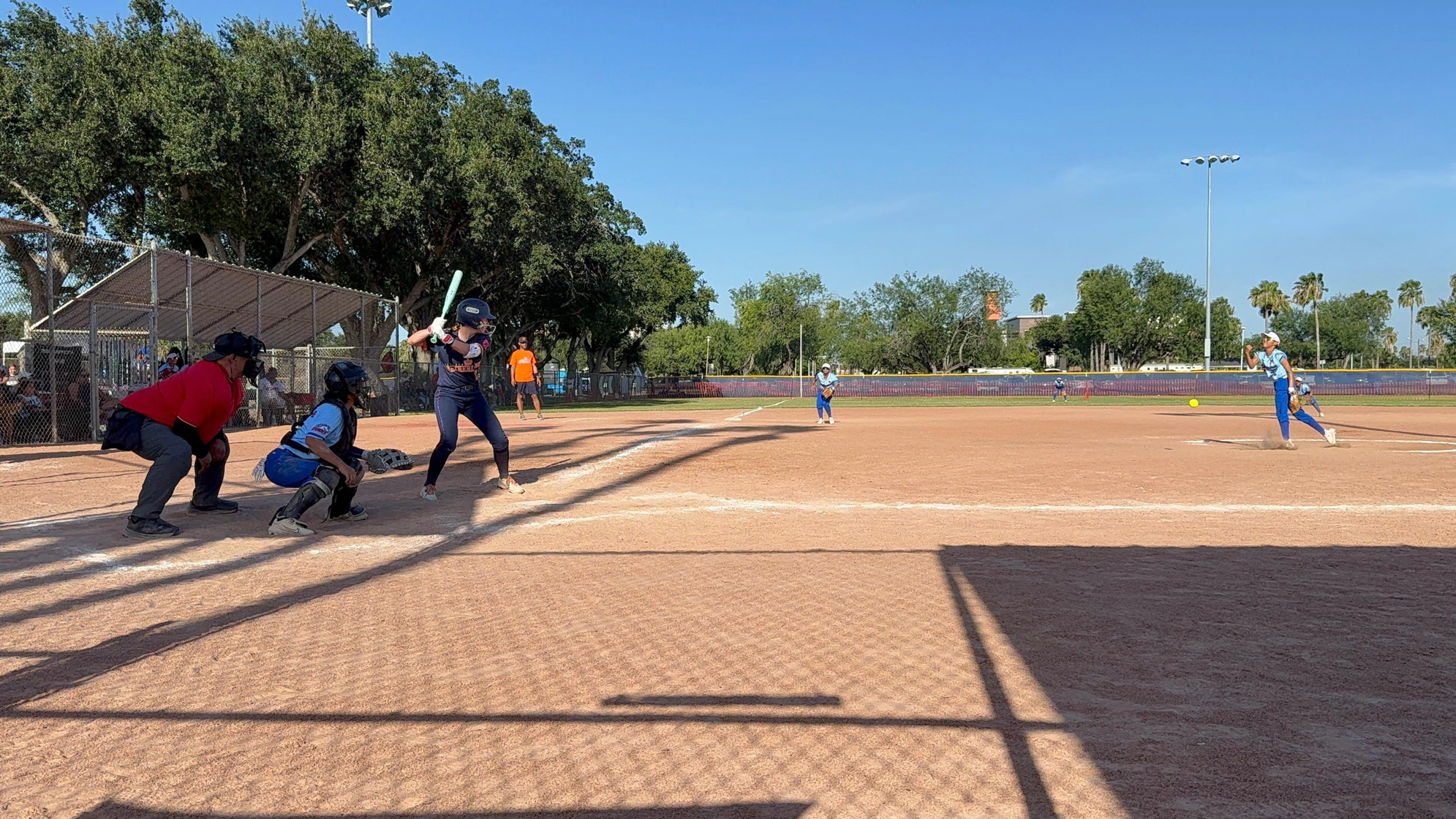 연습 중 수분 섭취하는 텍사스 Little League 코치와 선수들