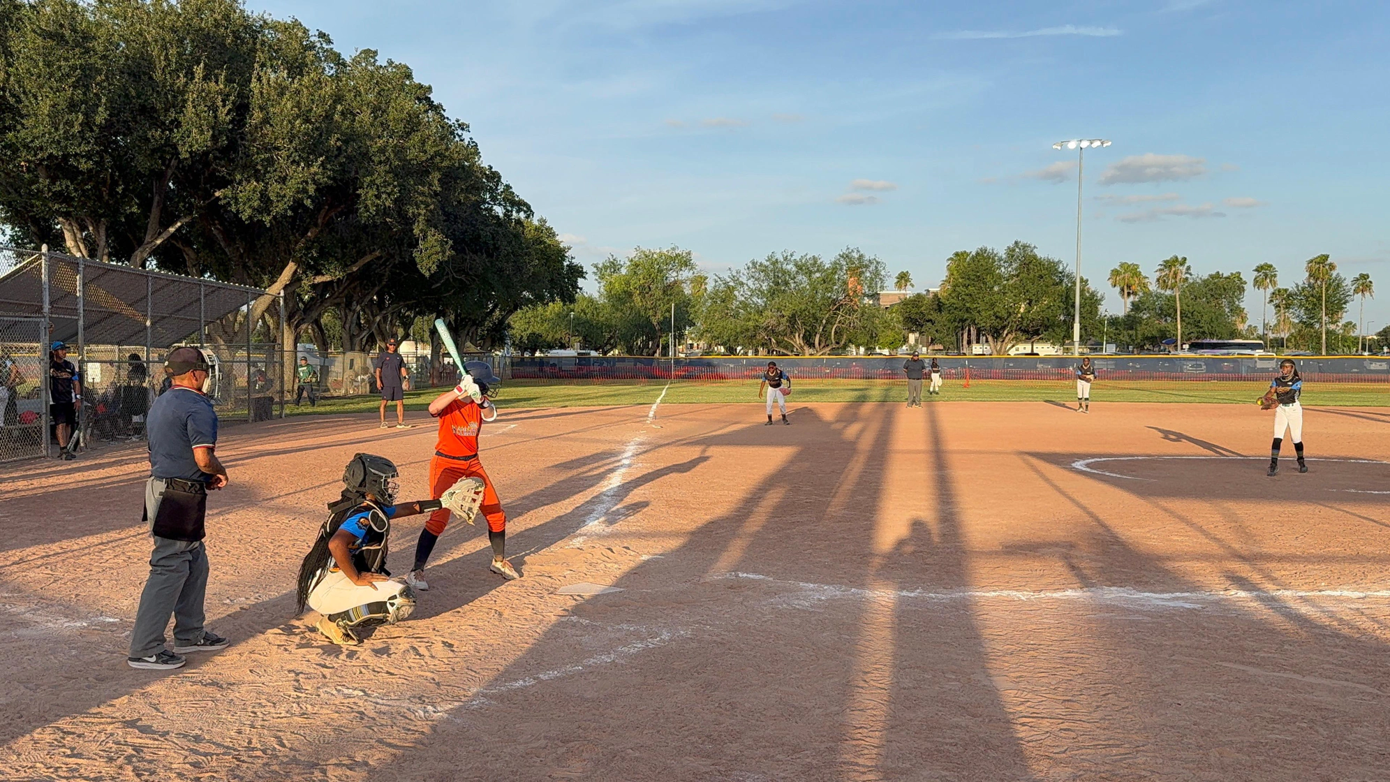 석양의 텍사스 다이아몬드에서 연습하는 Little League 팀
