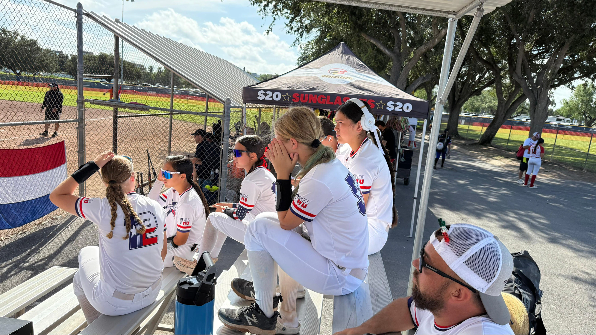 이닝 사이 더그아웃에서 쉬고 있는 팀