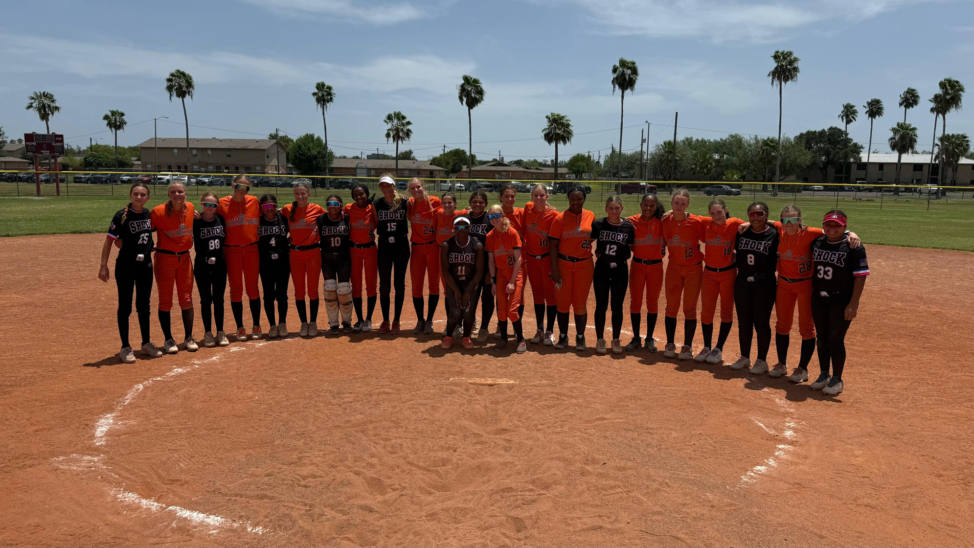 햇살 가득한 텍사스 구장에서의 유스 야구 경기